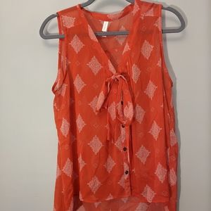 Coral tank with white pattern